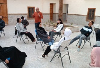 قلعة السراغنة: الفنان عبد العزيز أوشنوك يؤطر ورشة عمل مكثفة ناجحة حول الأداء الحر