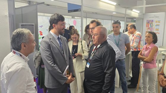 عبد العزيز البوجدايني يستقبل غاتان برويل بالرواق المغربي في سوق الفيلم بآنسي