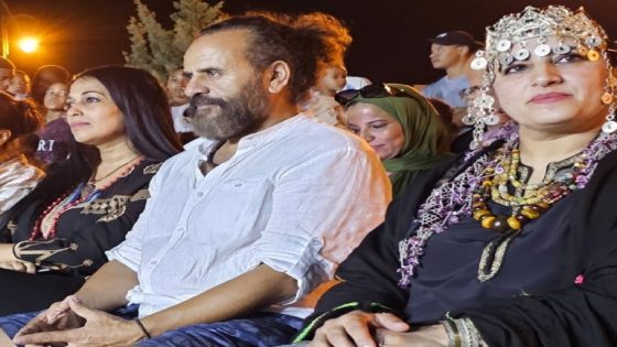 الإعلامية نادية الصبار تتألق بالزي التقليدي المغربي في مهرجان زاكورة الدولي للفيلم عبر الصحراء