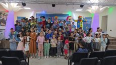 بسمة الفن تضيء وجوه أطفال حطان في ثالث محطات قافلة الابتسامة