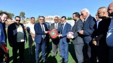 الحاج عبد المالك أبرون يسلم الملعب الجماعي بزو والملعب البلدي زاوية الشيخ في أجواء إحتفالية كبيرة 