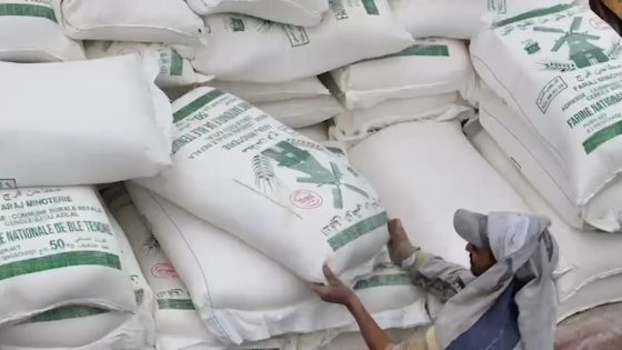 رغم صعوبة الطريق سلطات اقليم ازيلال تشرف على ايصال الدقيق لساكنة جماعة انركي