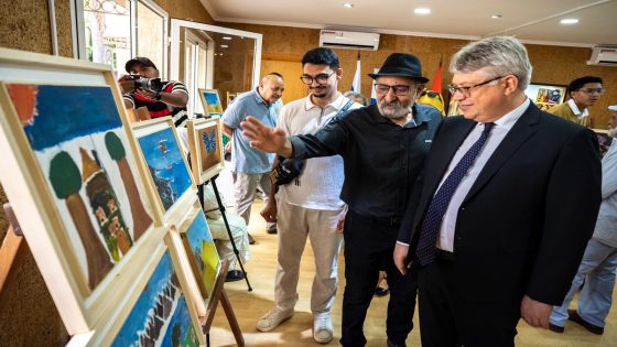 معرض”العائلة” لعبد الكريم القراط يختتم الدورة 13 من مهرجان “اللوحة الروسية المغربية “.